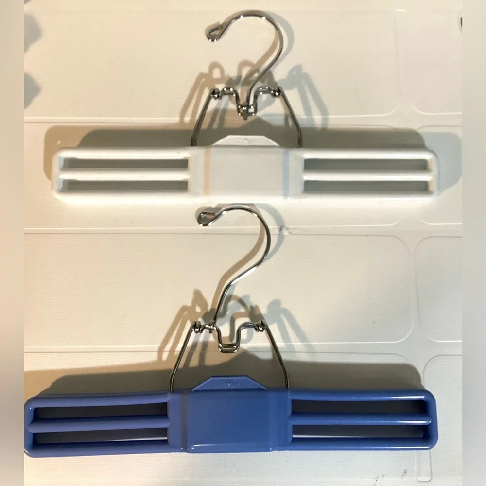 5 adult thick heavyweight hangers + 6 pant/skirt hangers
